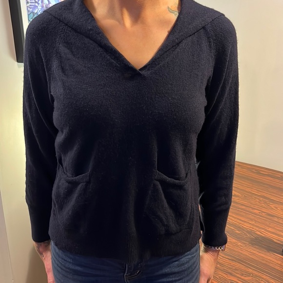 Zara Women’s Navy V-Neck Sweater - Picture 2 of 6